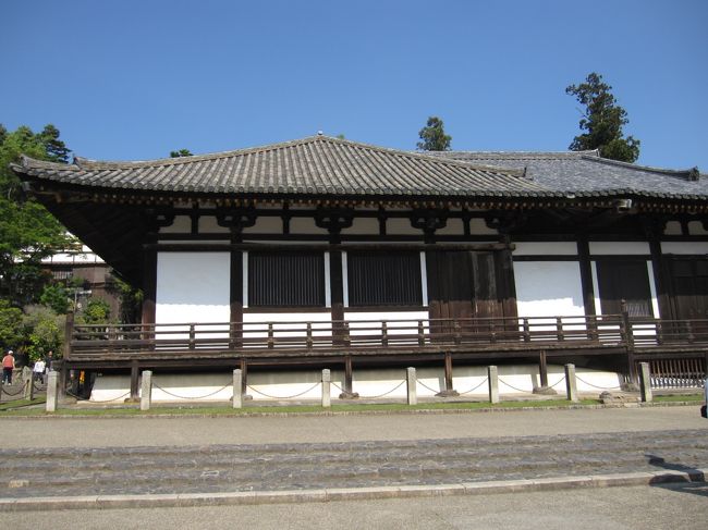 三月堂（正式名称：法華堂、国宝）は、東大寺境内の東方、若草山麓に位置しています。<br />東大寺に残る数少ない奈良時代建築の1つ<br />以上引用。