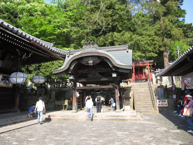 石段を上がると左手に二月堂。<br />http://www.todaiji.or.jp/virtual/3dpvr/todaiji.html