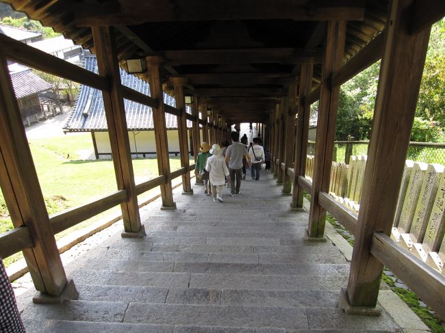 階段を下って裏参道に出ます。