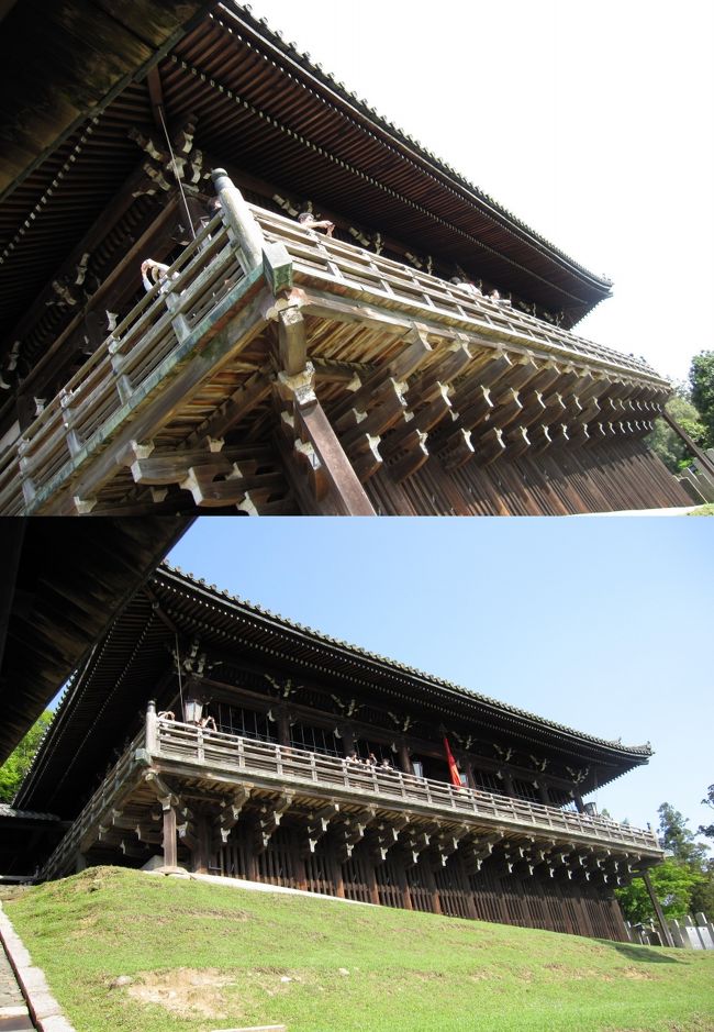 階段下から二月堂を見上げると、傾斜地に迫出すように建てられているため、<br />建物最前列の1間通りは吹き放ちの舞台とし、高欄が設けられています。