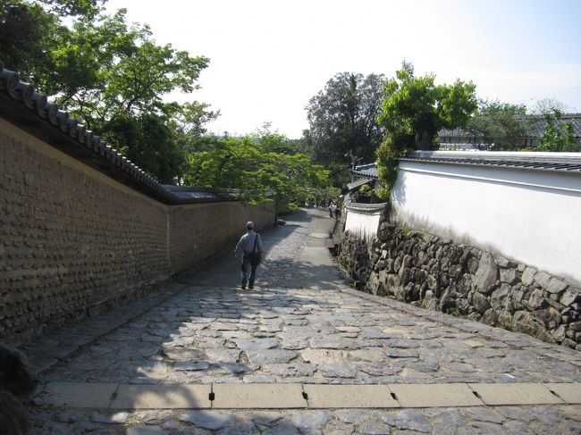 裏参道の石畳を下りて行きます。