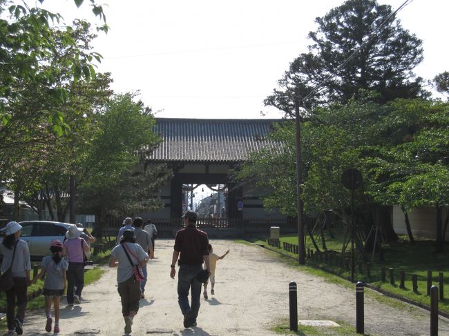 正倉院の脇を通り、転害門に向かいます。