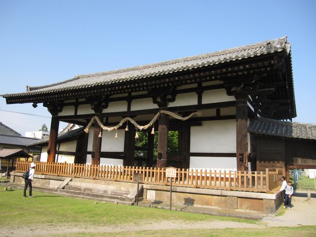 平重衡の兵火（1180年）、三好・松永の戦い（1567年）の２回の戦火にも焼け残った寺内で数少ない建物のひとつで、天平時代の東大寺の伽藍建築を想像できる唯一の遺構です