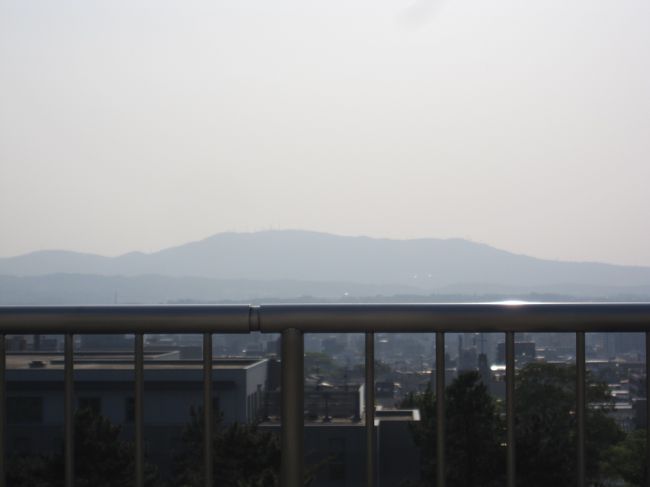 転害門から、隠れ観光スポットの県庁に行き、屋上から生駒方面を遠望。