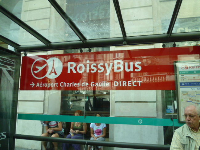 バス乗り場では自動販売機あり。カードも使えます。<br />係員の方がいましたが、つまり犯罪対策ということで？<br /><br />バスは15分ごとくらいで頻繁に出発しているので慌てなくて大丈夫です。