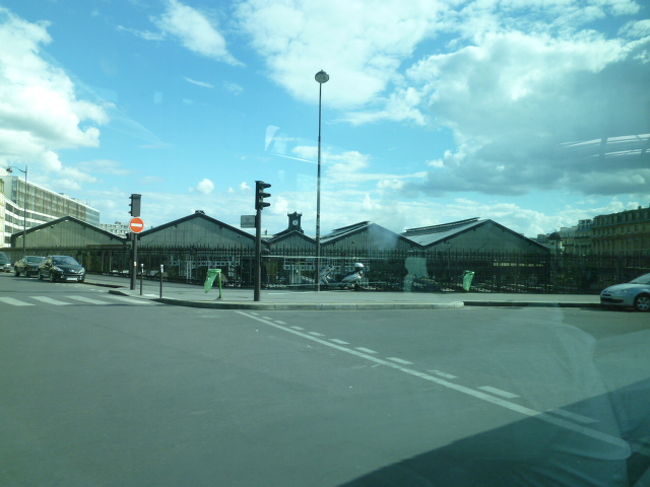 ちょっと離れているのでうまく撮れませんが、駅の近くを通るのは面白い。<br /><br />ロワシーバスはモンマルトルの丘近くを通って空港に向かいました。