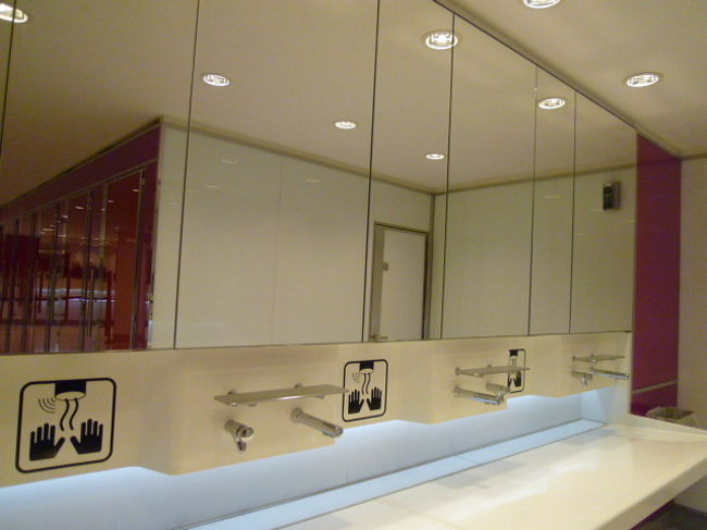 シャルルドゴール空港の第1ターミナルは一番近いので40分くらいで到着です。<br /><br />シャルルドゴール空港のトイレ。<br /><br />なんか妙にカラフル。