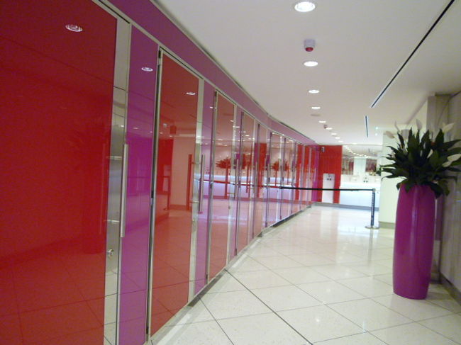 赤やピンク。トイレでこの色合いはちょっとびっくり。