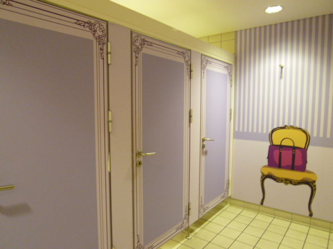 空港のトイレというと大量の人が使えるように機能が第一と思いますけど、おしゃれでいいですね。