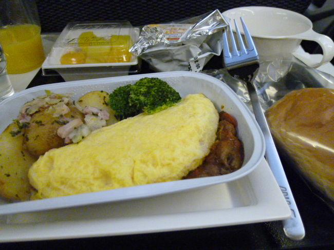 機内食2日目はオムレツ。<br /><br />典型的な洋食ですね。<br /><br />日本に帰ったらおそばやそうめんをたくさん食べたくなりました。