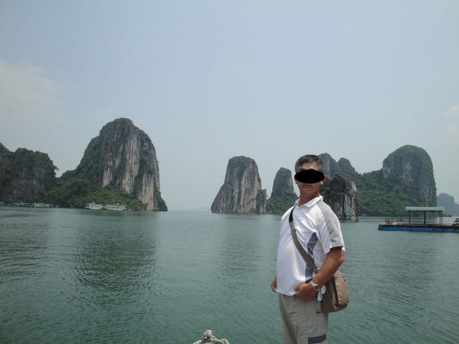 ハロン湾<br />ここから見た海の様子です。<br />なんでこんなに静かなんだろう。<br />波もなく、海面に島の姿が写ってますもんねえ