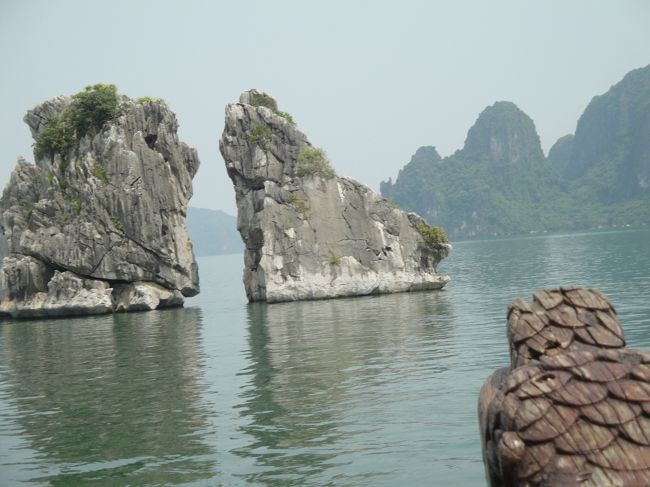 ハロン湾<br />闘鶏岩だそうです。<br />ガイドさんは、一番の見所みたいな感じで言ってましたが<br />まだまだ、いい景色はいっぱいありましたよ。