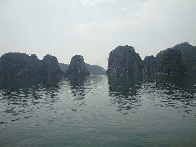 ハロン湾<br />この雰囲気がハロン湾っていう気がします。<br />ほんとうに、様々な島が、様々な表情をしています。