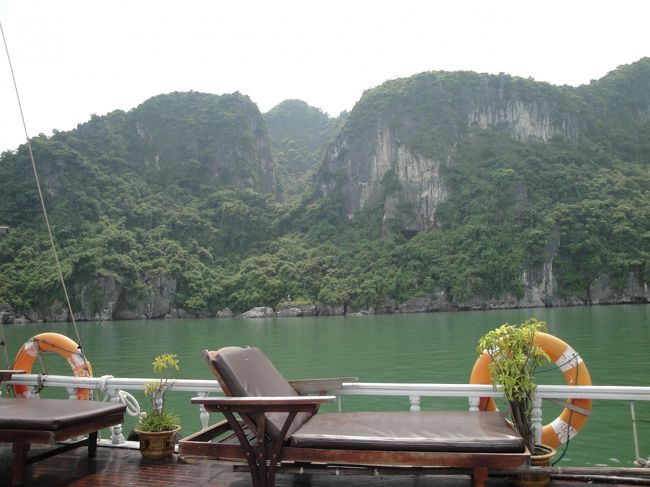 ハロン湾<br />船の２階というか屋上？にあるデッキです。<br />すごい日差しでむちゃくちゃ暑かったんですが、<br />少しの間、寝っ転がってみました。