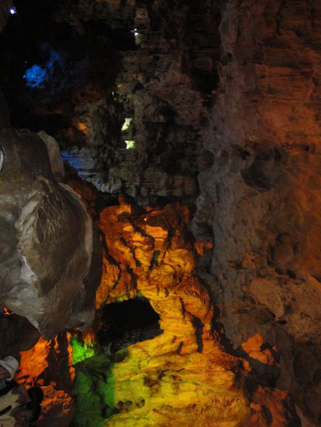 ハロン湾　ティエン・クン鍾乳洞<br />次の上陸地は、ティエン・クン（天宮という意味らしい）鍾乳洞<br />新しく発見されたものらしいが、そこそこきれい<br />ハロン湾には、他にもいっぱい鍾乳洞があるそうです。