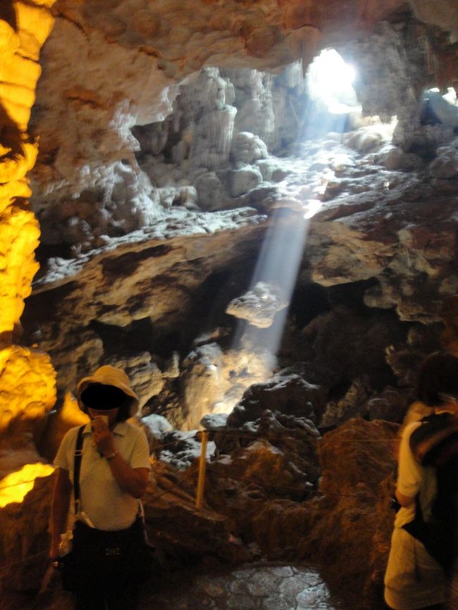 ハロン湾　ティエン・クン鍾乳洞<br />これはいいですよね、<br />天からの光がスポットライトのように差し込んでくる<br />はっきり見えるのがすごかったです。