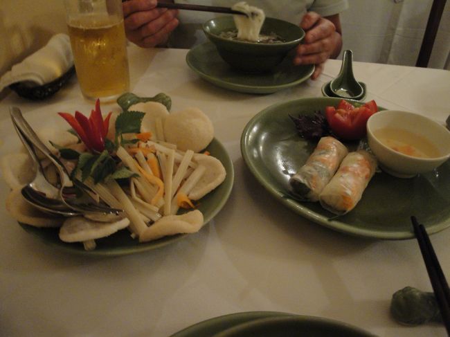 ハノイ　シーズンズ・オブ・ハノイ<br />ベトナム料理とのことですが<br />（確かにフォーも春巻きもあるけど・・）<br />なんか、ちょっと違うような・・<br />上品な味で　おいしいんですけどね。