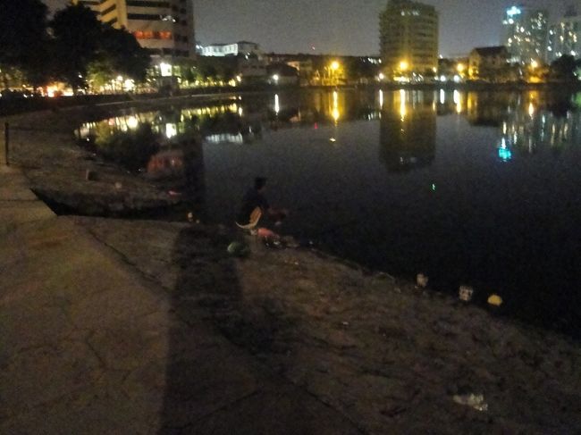 ハノイ<br />夜　ホテルに着いた後、ちょっとお散歩<br />ホテルの隣は、ちょっとした湖で、夜でもいっぱい人がいました。<br />グループでお酒飲んでたり（ちょっとした飲み物を売ってる屋台も出てました）、カップルで散歩してたり。<br />私も、ビール片手に　ちょっと夜釣り見物
