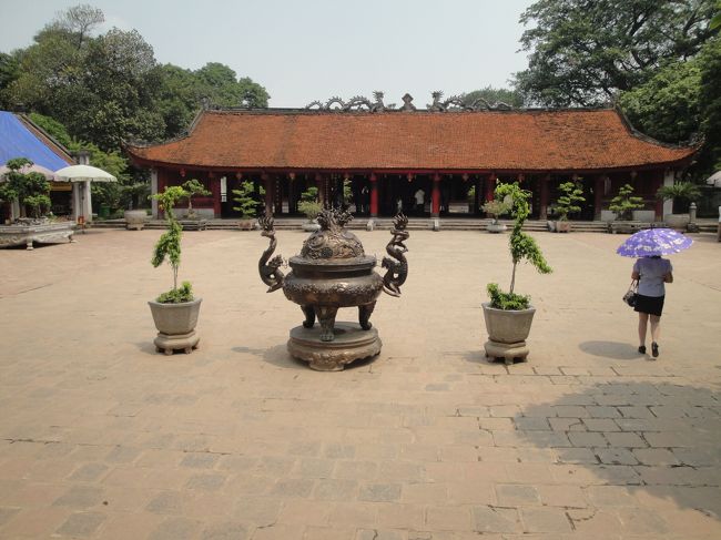 ハノイ　孔子廟<br />これが本殿ですが、けっこう立派なものですよね<br />広い敷地も、贅沢に使われてました。