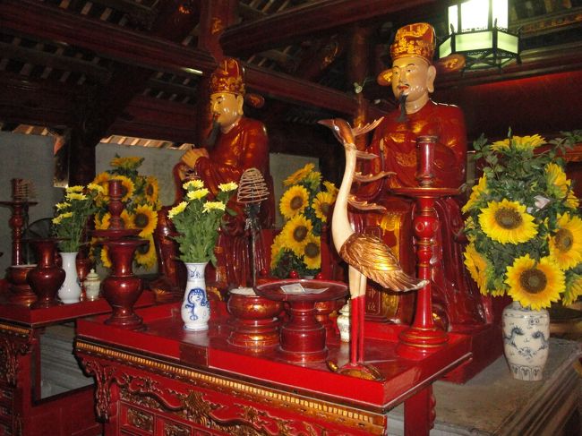 ハノイ　孔子廟<br />中は、こんな感じで孔子様やお弟子さんの像が<br />並んでました。