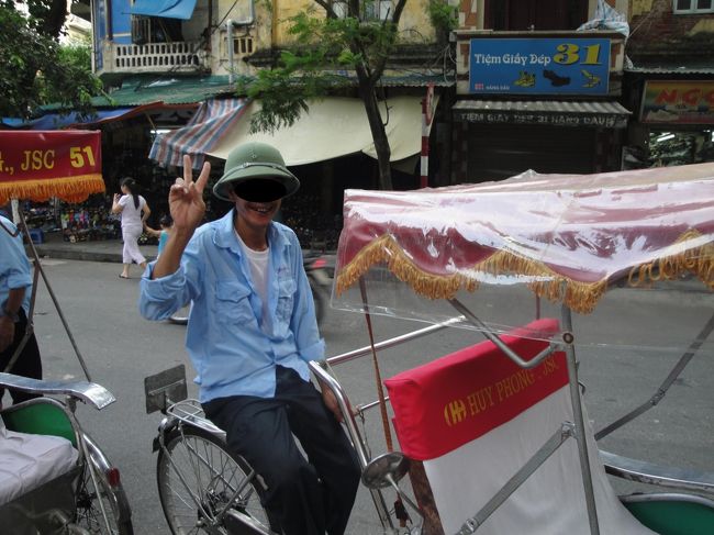 ハノイ　シクロ<br />後から自転車みたいので押す感じの人力車みたいな乗り物です。<br />完全　観光客用みたいですが　それはそれで楽しめました。<br />私　体重が人の倍くらいあるので、チップも倍（といっても２＄ですが）あげたら、ピースサインで写真に収まってくれました。