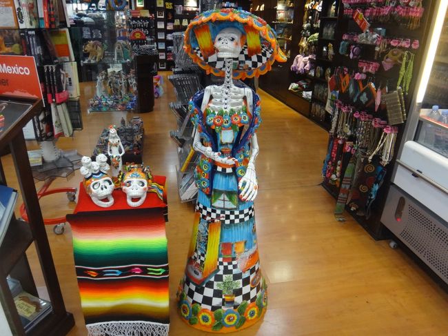 空港内でメキシコのお土産を買います。<br /><br />ドクロモチーフ。