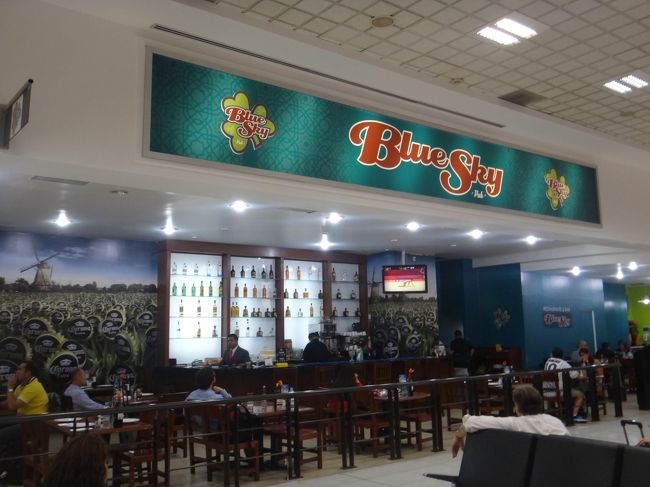 メキシコからブラジルサンパウロまで、<br />TAM航空のビジネスクラスで移動します。<br /><br />ペニート・ファレス国際空港にはラウンジが<br />無いので、こちらでメキシコビールを飲んで<br />時間をつぶします。