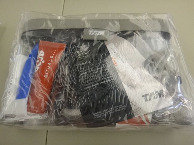 TAM航空ビジネスシートのアメニティセット。<br />結構、いい物が入っていました。