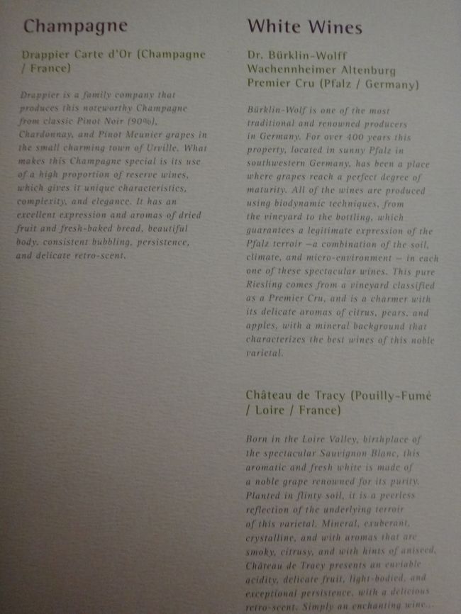 TAM航空ビジネスクラスで提供される<br />シャンパンや白ワイン