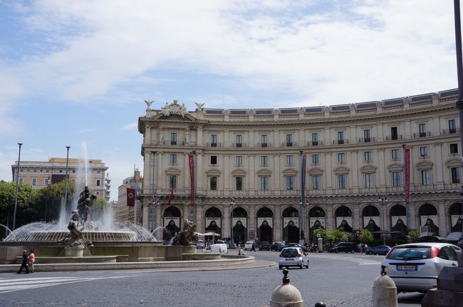 お友達、充電器忘れちゃったんです＾＾；<br />無事充電器をＧＥＴして、予約してあるヴァチカン美術館へ急げ〜！<br /><br />共和国広場付近から地下鉄。