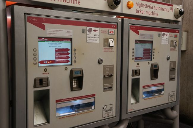 券売機で切符を買ってね。<br />地下鉄Ａ線オッタヴィアーノ駅で下車。<br /><br />地上に出ると人が多いし、道に迷っちゃって、予約時間過ぎちゃったよ〜！<br />しかも、入場待ちをしてる人が半端ない!!!!<br />冷や冷やしながらもエントランスの係員に予約を見せるとあっさりＯＫだった！<br />セーフ！！