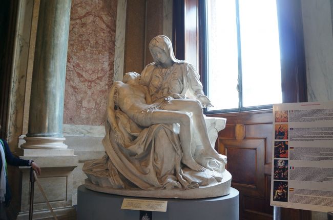 入口で迎えてくれたのは、ミケランジェロ作“ピエタ”（コピー）。<br />本物は、サン・ピエトロ大聖堂にあるんだって。<br /><br />ピエタとは、十字架から降ろされたキリストを抱く聖母マリア様の彫刻や絵画のことを言うんだって。