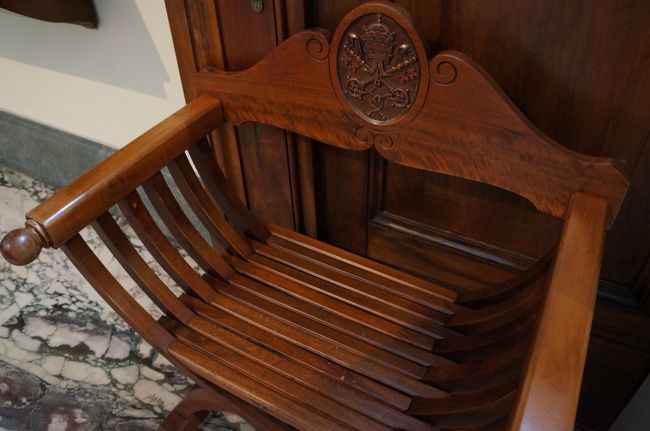 お部屋の隅においてあった椅子にもヴァチカンの鍵の紋章が。<br />この紋章、映画「天使と悪魔」でもお馴染み。