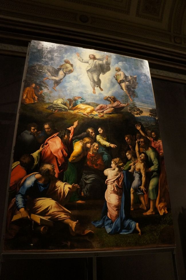 ラファエロ作“キリストの変容”<br /><br />キリストが弟子達の前で神へ変容する様を描いた作品。