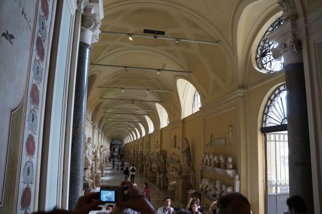 回廊にも彫刻が。