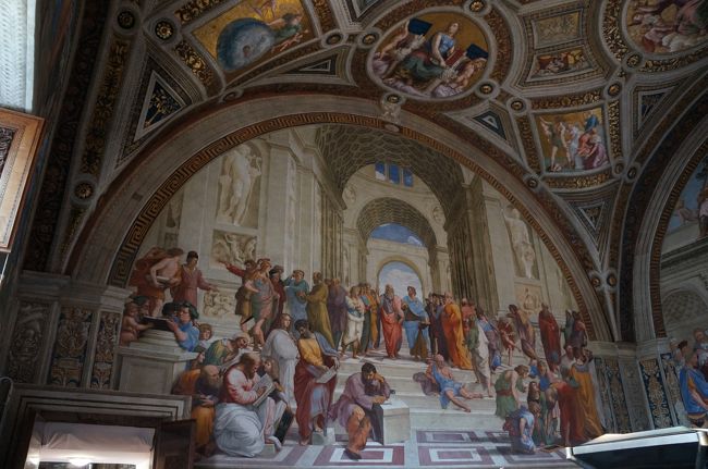 ラファエロの間。<br /><br />“アテネの学堂”<br />ラファエロ作。遠近法の効果によって、立体的に目に映る。<br />「理性の真理」を表し、古代ギリシアの哲学者や科学者達が議論しながら集っている様子を描いている。<br />ラファエロと同時期に活躍した芸術家達がモデルになってるそうで、中央のオレンジ色の服を着ている人は、レオナルド・ダ・ヴィンチなんだって。