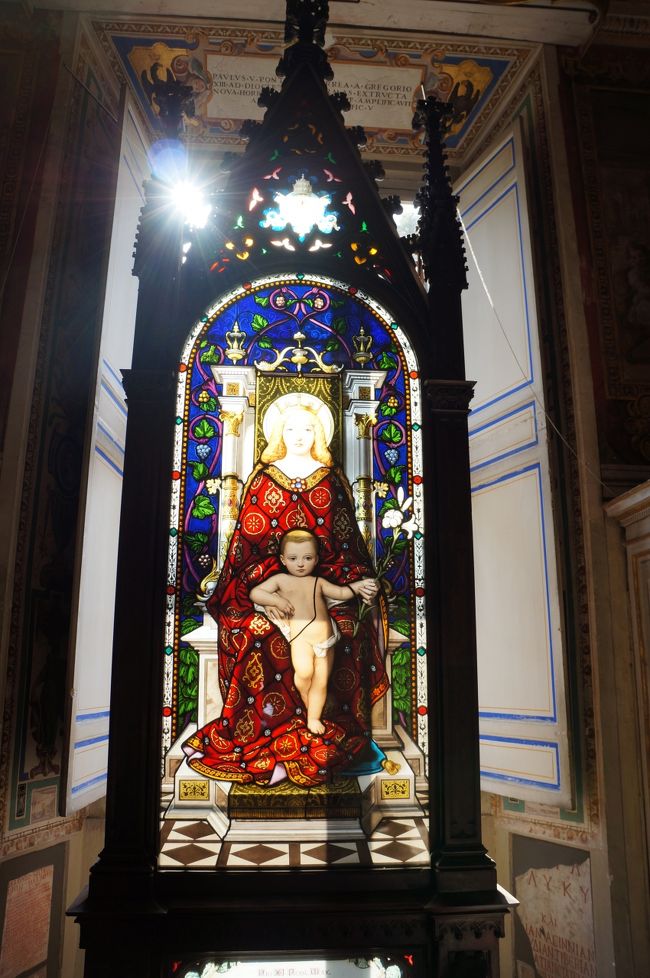 その後、システィーナ礼拝堂へ。<br /><br />今まで見てきたところも結構混んでたけど、ここは別格に混んでた！<br />中に入ると、壁から天井にかけての大きい絵に驚くとともに、人の多さにビックリ。。<br />しかも、係員が何度も「シッー！」って言ってるし、撮影禁止なのに普通に撮ってるし。。<br />すばらしい空間なはずなのに、何か興醒め・・・<br />外に出てきて、何故かホッと。<br /><br />回廊にあったステンドグラス。<br />キレイだなぁー