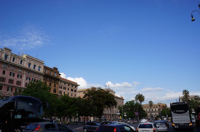 ヴァチカン美術館の外。<br />何だか南国っぽい雰囲気！？<br /><br />このままサン・ピエトロ大聖堂に行けばよかったな・・と、後ほど後悔。。