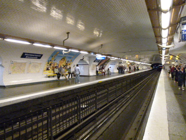 地下鉄ホームは近代的ですね。