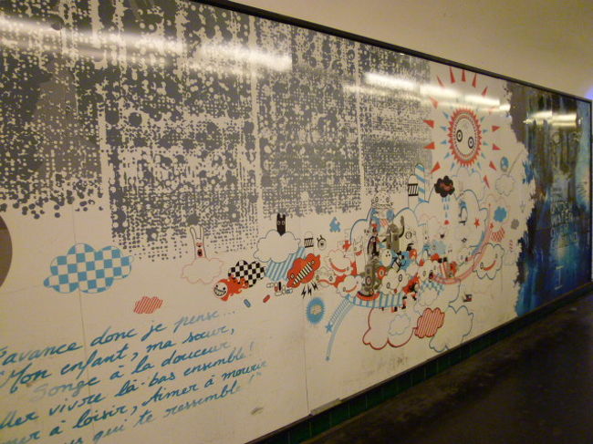 で、フランス国鉄モンパルナス駅まで延々と歩くことに。<br /><br />階段も多く、荷物の多い人ははっきり言って苦行です。