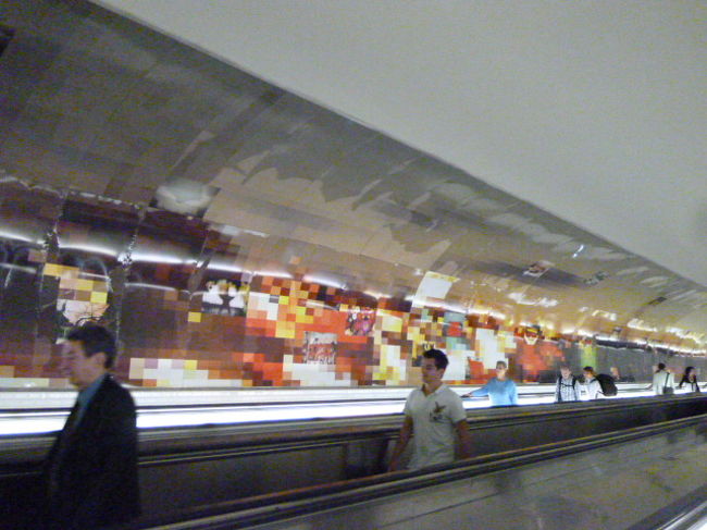 通路が長いのでおしゃれな広告はありますけどねえ。