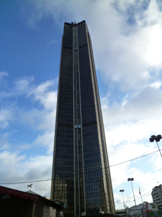 有名なモンパルナスタワー。<br /><br />パリでこんなシンプルというか無骨な建物は珍しいかも。