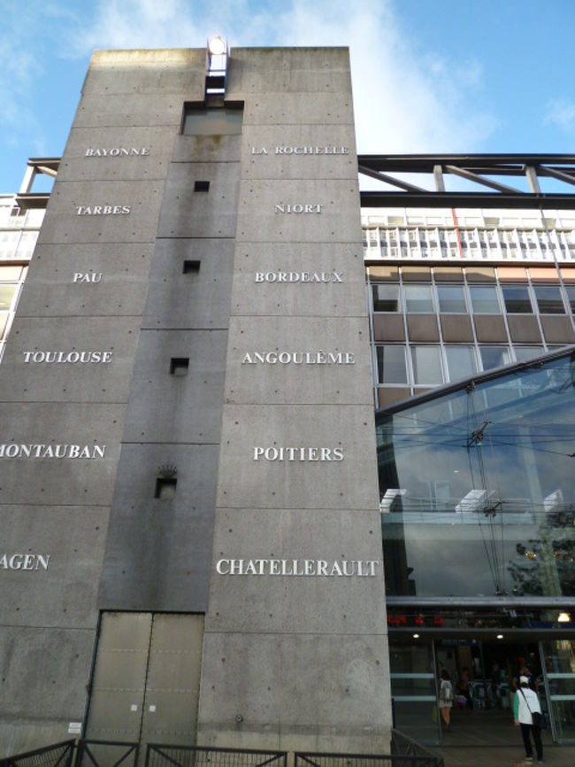 駅のとなりの建物。壁には謎の文字が。