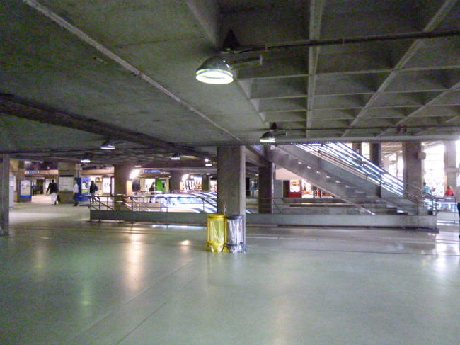 では駅舎に戻ります。<br /><br />天井が低い・・駐車場みたいです。