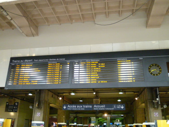 でも電光掲示板あるし、駅ですよね。