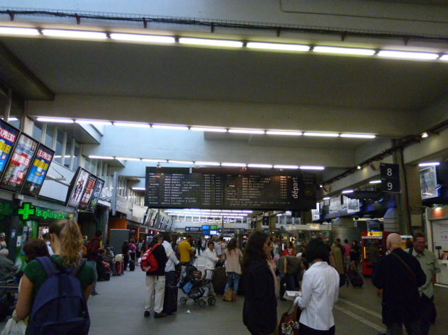 天井の低さがなんというか上野駅のようなちょっと不思議な感じです。<br /><br />大きなカバン持った人がたくさん。バカンスに行くのかな？