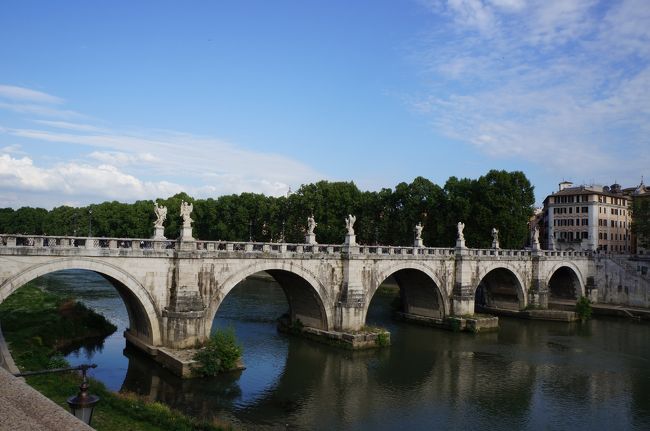 サンタンジェロ橋。<br /><br />テルヴェ川に架かる橋。<br />ベルニーニ作の天使像が飾られている。