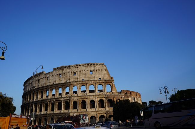 タクシーでコロッセオへ。<br />時間の関係上中へは入れなかったケド、外観見れて満足。<br /><br />ここで観光Ｔｉｍｅ　Ｕｐ！<br />ランチも早かったからお腹空いたー