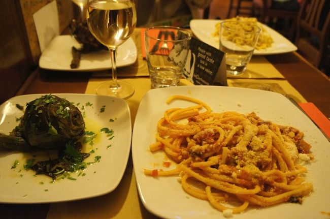 来ました！<br />カルボナーラ（奥）とアマトリチャーナ（手前）。<br />＆アーティーチョーク２種。<br /><br />味は・・・<br />美味しいけど、うーん、そんなに絶賛するほどでもないかな。