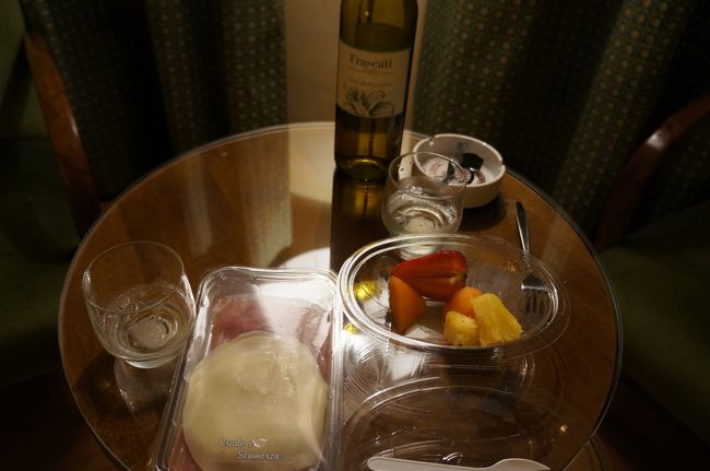 駅のスーパーでお買物して、ホテルに帰りましょ。<br /><br />買ってったワインを開けるのに、持ってたオープナーが全然使い物にならず、、系列ホテルのレストランのソムリエさんに開けてもらうことに。<br />見知らぬ日本人の突然のお願いにも快く応えてくれたおじさまがステキだった☆